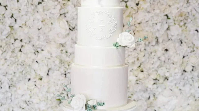 Cake Designer: RT Cakes. White wedding cake 5 tiers.